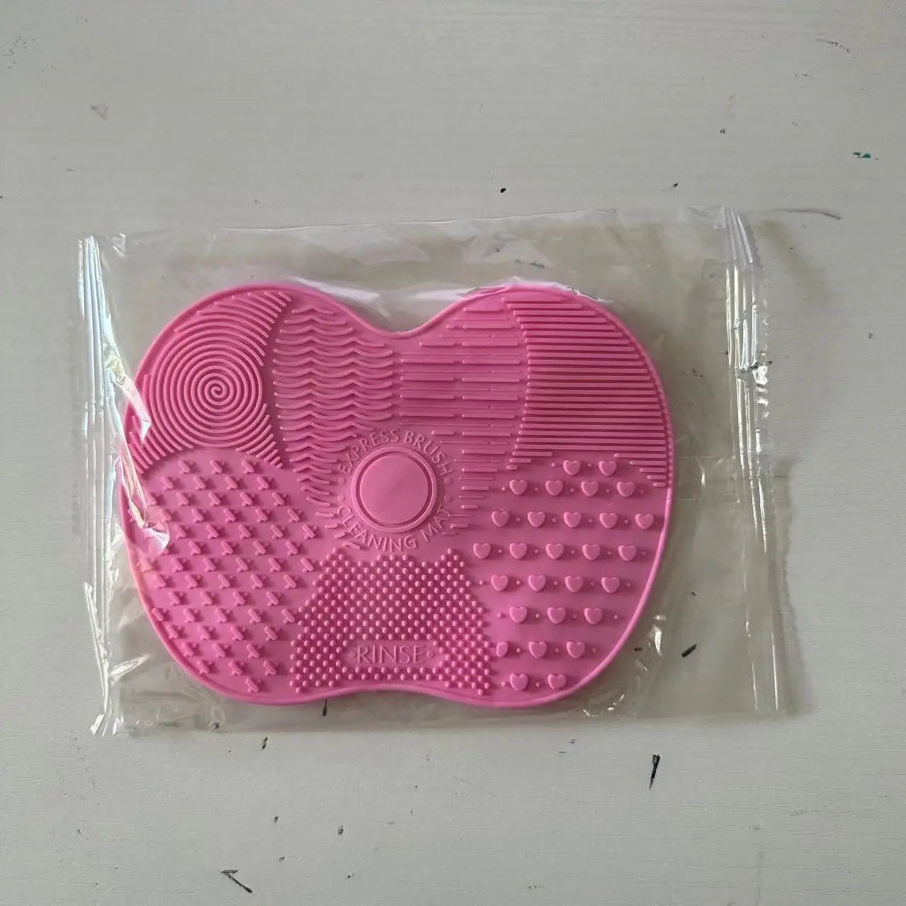 Apple-Shaped Silicone Makeup Brush Cleaning Mat | Portable Suction Cup Scrubber Pad